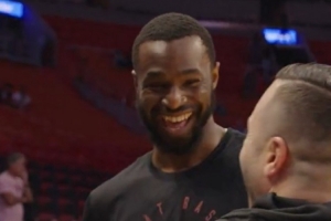 笑容治愈系列！维金斯、李凯尔和前勇士队友寒暄畅聊