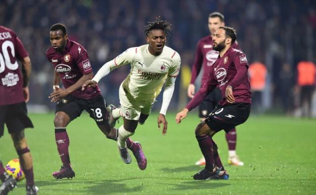 开云下载-对阵副班长再次丢分，低迷米兰被防线中坚“背叛”