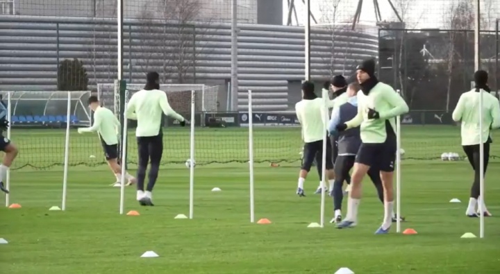 开云APP-曼城备战加拉塔萨雷，尼科·冈萨雷斯参加了曼城的公开训练